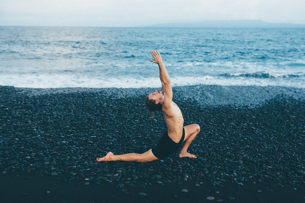 yogastef.com_anjaneyasana_bali_blackbeach_Yogastef_black_sand_beach_yogi_yoga_lotus_padmasana_Camila_Mendes.jpg